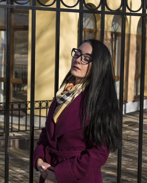 Photo une jeune femme debout contre la porte.