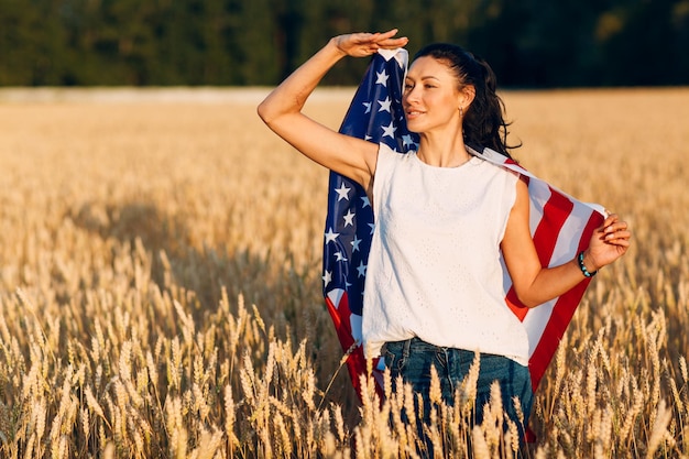 Photo une jeune femme debout dans le champ.