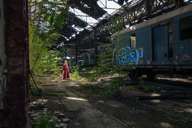 Photo une jeune femme debout dans un chantier abandonné.