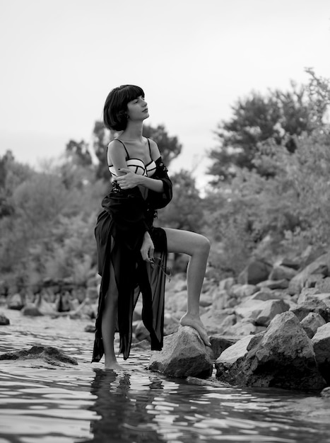 Photo jeune femme debout dans la mer