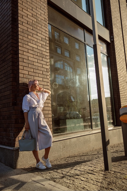 Jeune femme debout dans la rue à l'extérieur du café