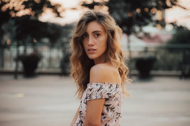 Une jeune femme debout dans la rue.