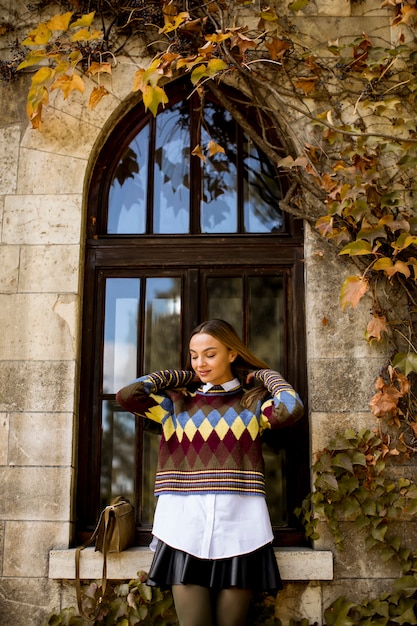 Jeune femme, debout, dehors, à, ensoleillé, jour automne