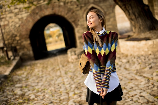 Jeune femme, debout, dehors, à, ensoleillé, jour automne