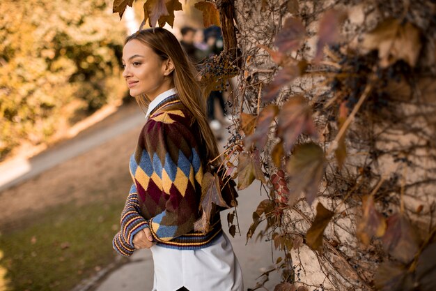 Jeune femme, debout, dehors, à, ensoleillé, jour automne