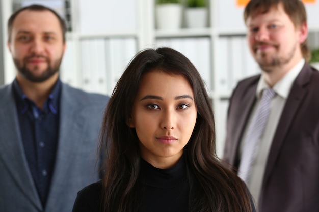 Jeune femme, debout, à, deux hommes, dans bureau