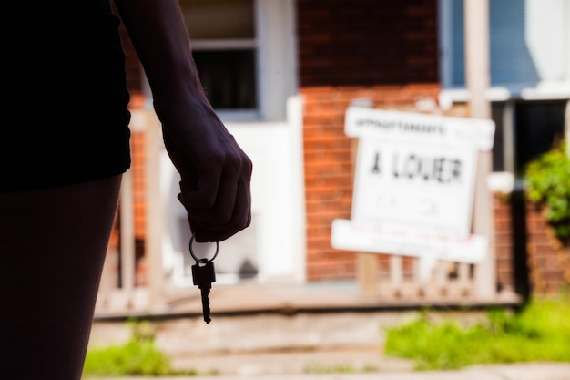 Photo jeune femme debout devant son nouvel appartement