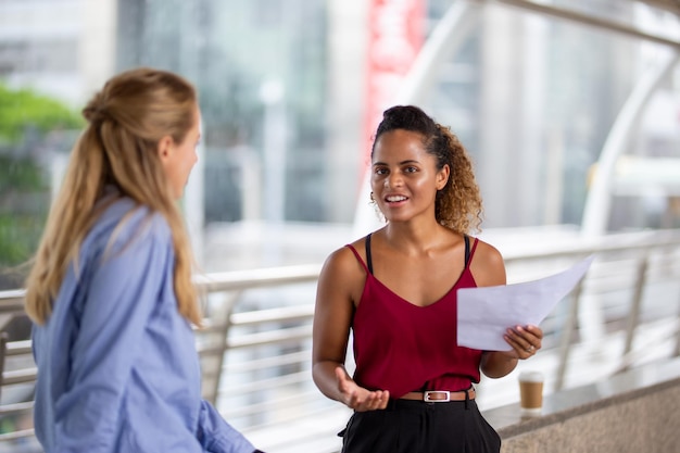 Photo une jeune femme debout à l'extérieur