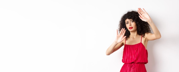 Une jeune femme debout sur un fond blanc