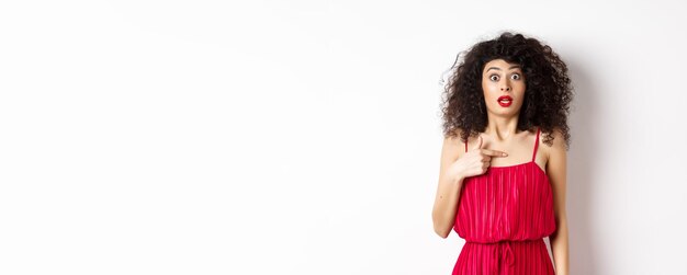 Photo une jeune femme debout sur un fond blanc