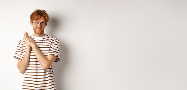 Photo une jeune femme debout sur un fond blanc