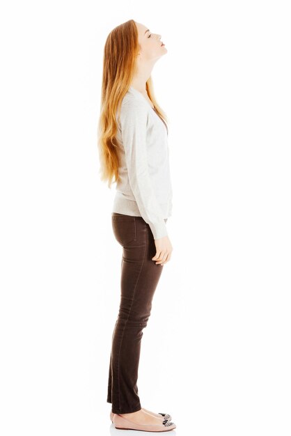 Photo une jeune femme debout sur un fond blanc