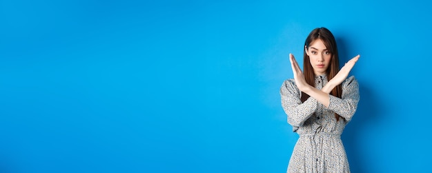 Photo une jeune femme debout sur un fond bleu