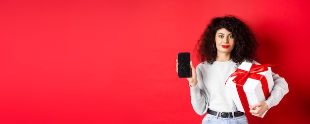 Photo une jeune femme debout sur un fond jaune