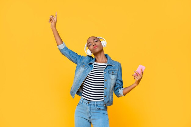 Une jeune femme debout sur un fond jaune.