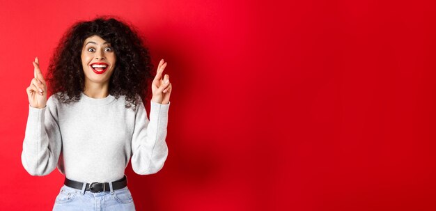 Photo une jeune femme debout sur un fond jaune