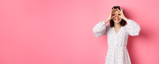 Une jeune femme debout sur un fond jaune