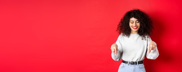 Photo une jeune femme debout sur un fond jaune