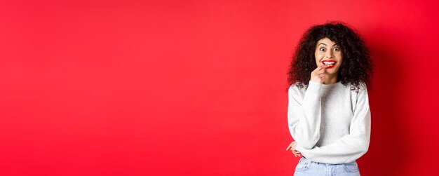 Une jeune femme debout sur un fond jaune