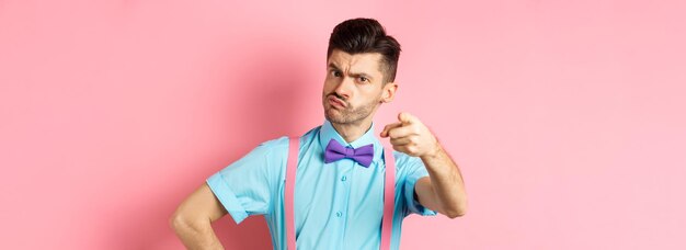 Photo une jeune femme debout sur un fond jaune