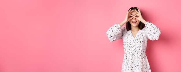 Une jeune femme debout sur un fond jaune