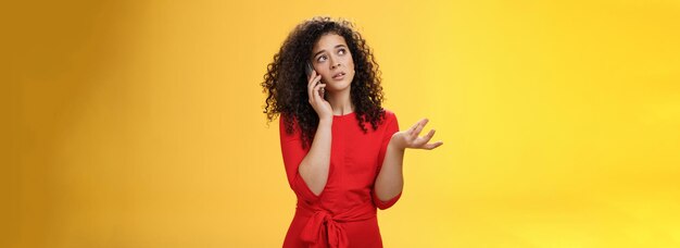 Une jeune femme debout sur un fond jaune