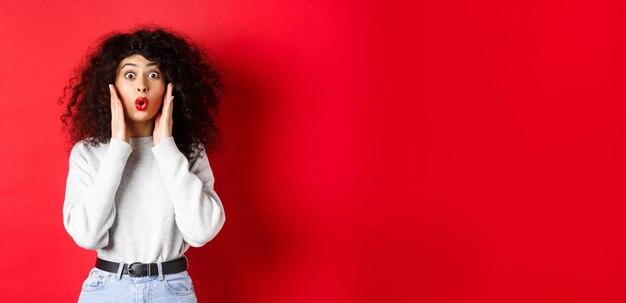 Photo une jeune femme debout sur un fond jaune