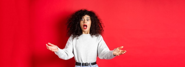 Photo une jeune femme debout sur un fond jaune