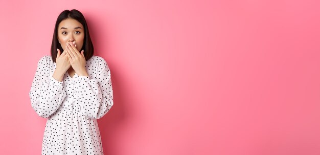 Une jeune femme debout sur un fond jaune