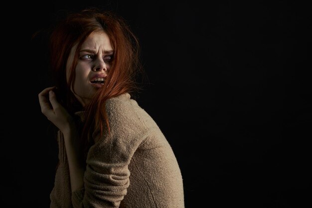 Photo une jeune femme debout sur un fond noir