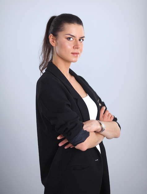 Jeune femme debout isolé sur fond gris