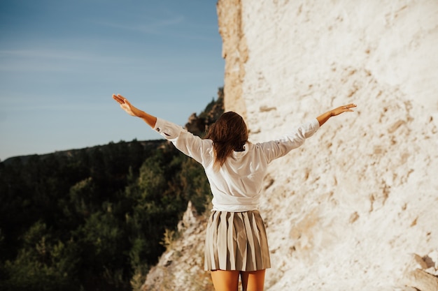 Jeune femme, debout, à, mains levées