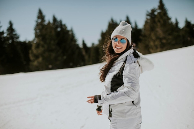 Jeune femme debout sur la piste de ski