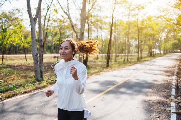 Photo une jeune femme debout sur la route contre des arbres