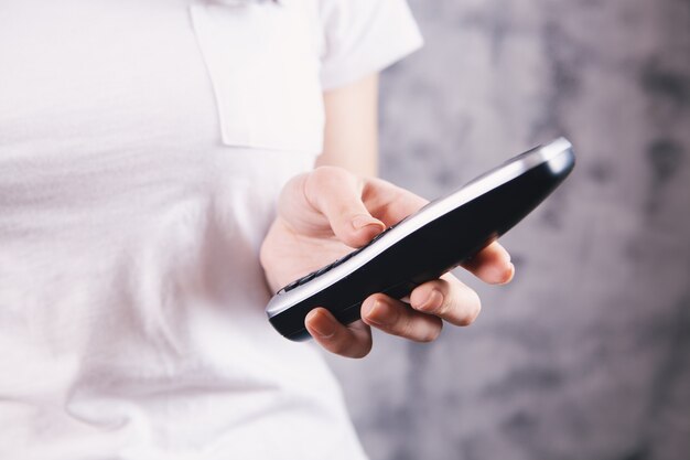 Jeune femme debout avec un téléphone