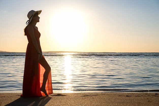 Jeune, femme, debout, vide, sable, plage