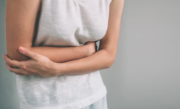 Jeune femme décontractée a des maux d'estomac