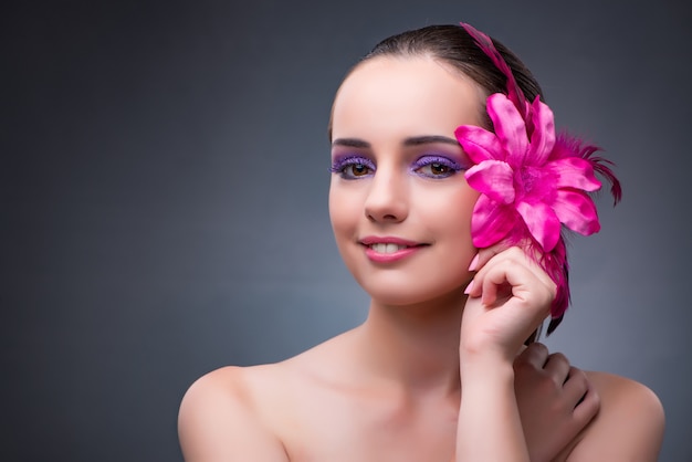 Jeune femme avec une décoration florale