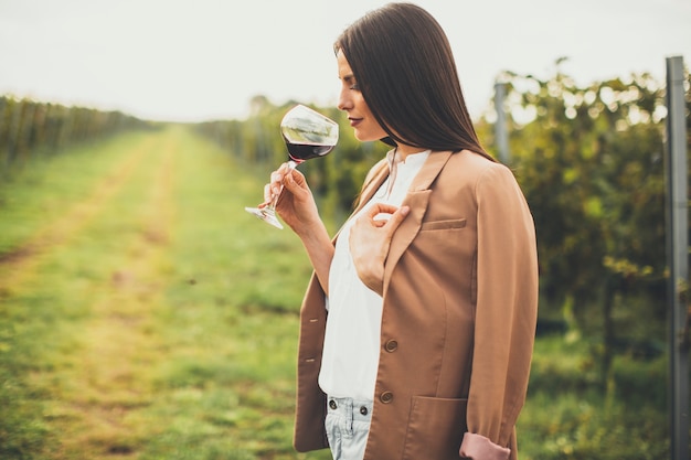 Jeune femme dégustation de vin dans le vignoble