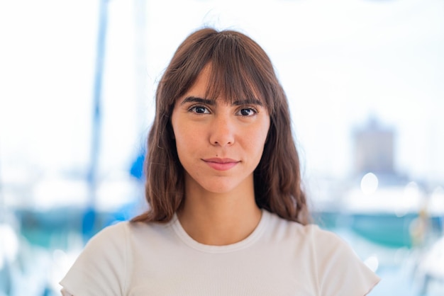 jeune femme, à, dehors, portrait