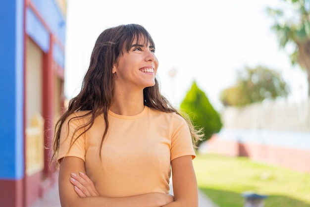 jeune femme, à, dehors, recherche, quoique, sourire