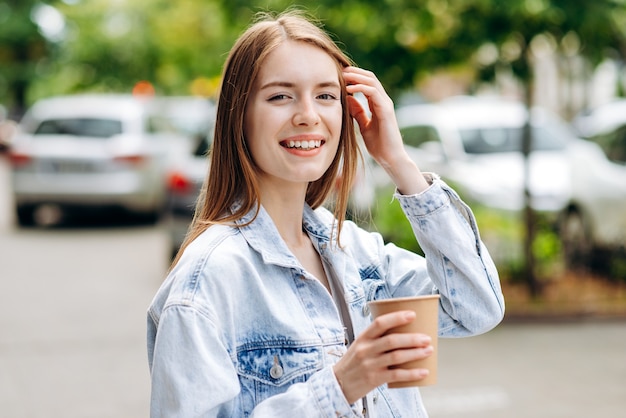 jeune femme, dehors, à, tasse café