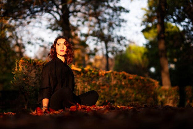 Jeune femme, délassant, dans, les, parc automne