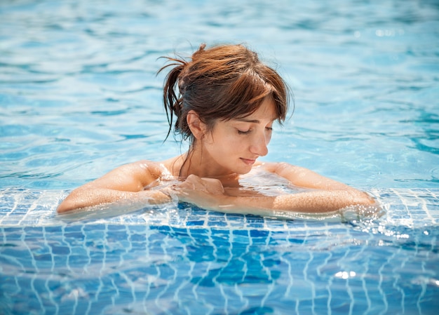 Jeune femme, délassant, dans, a, piscine