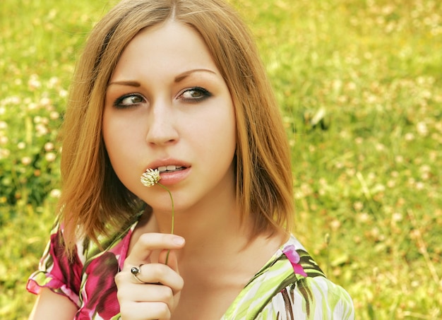 Jeune, femme, délassant, herbe