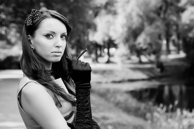 Jeune femme, délassant, à, parc