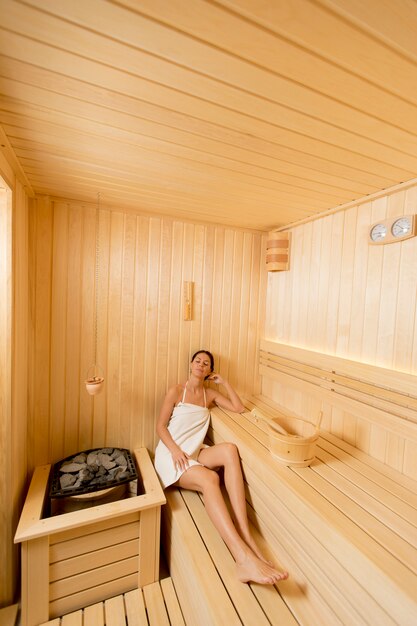 Jeune, femme, délassant, sauna