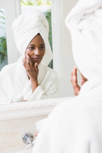 Photo jeune femme, demande, crème hydratante