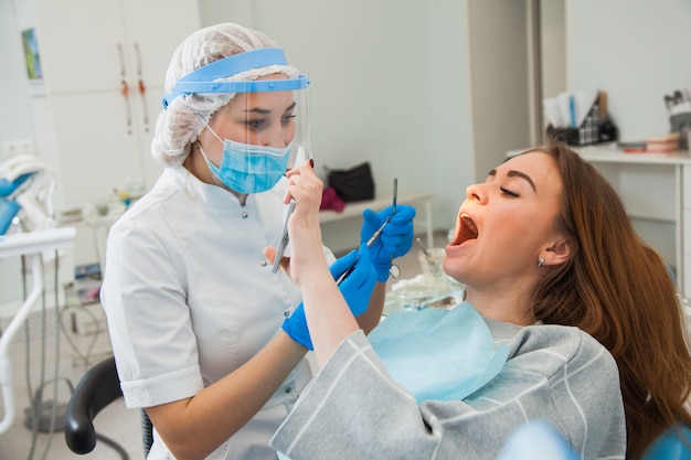 Jeune, femme, dentiste, guérir, patient, dents, remplissage, cavité