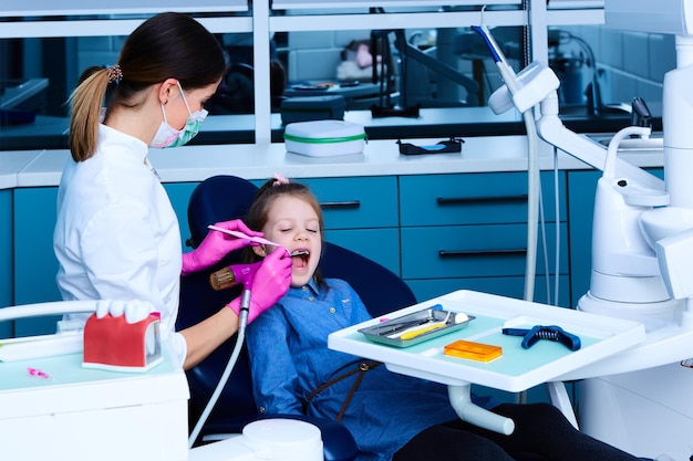 Jeune femme dentiste travaillant dans son bureau